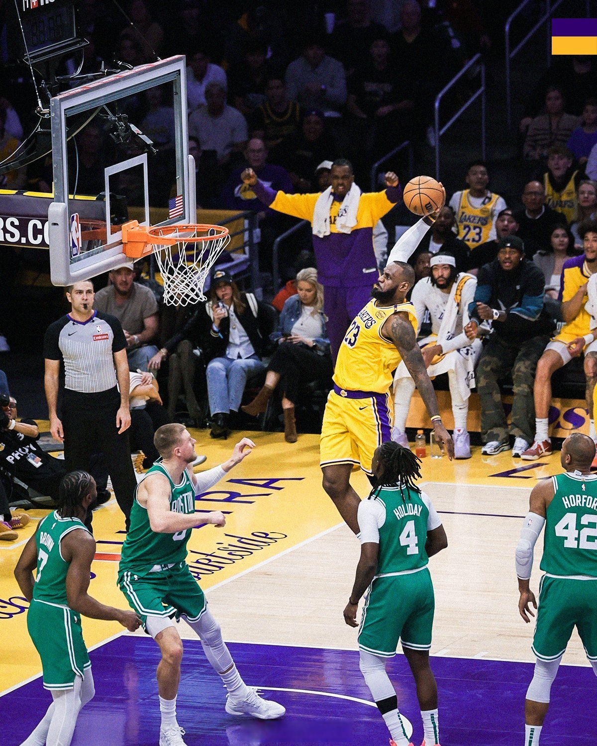 詹姆斯在篮网比赛中赛事规则更新，问鼎冠军引发热议！的简单介绍