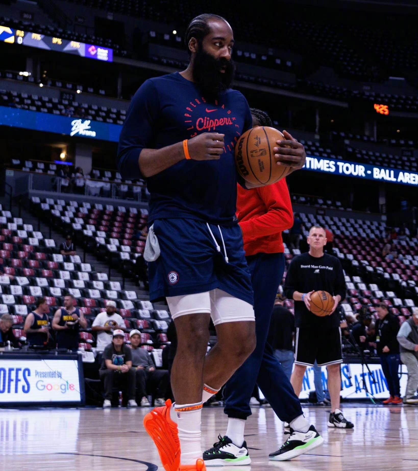 关于哈登回归赛场，回归赛场首场状态亮眼，曼联观众沸腾！的信息